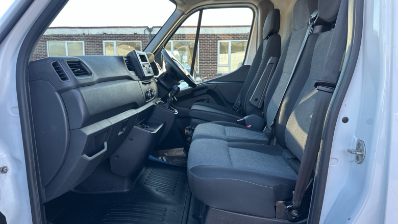 Renault Master Mwb Diesel Fwd MM35dCi 135 Business+ Medium Roof Van